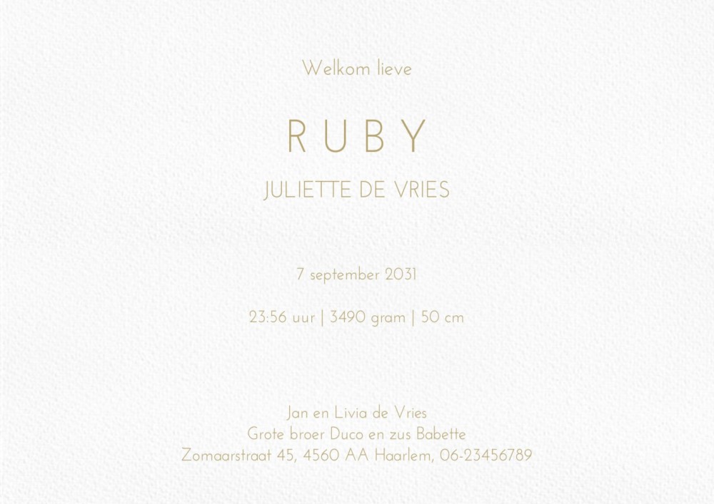 Geboortekaartje bosdieren die rond het wiegje staan. De konijn, eekhoorn, was beer en vogeltje komen een kijkje nemen bij de baby.