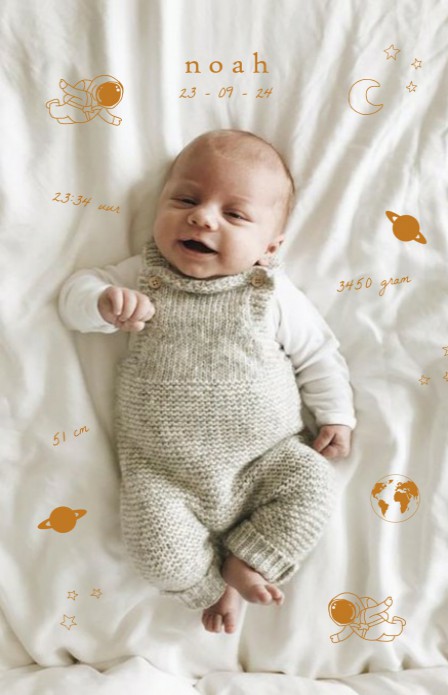 Geboortekaartje met foto avontuurlijk met astronauten en planeten. Een stoer geboortekaartje waarmee je gelijk aan iedereen de baby kunt laten zien! De elementjes met maan in het heelal kun je ook in foliedruk laten drukken.