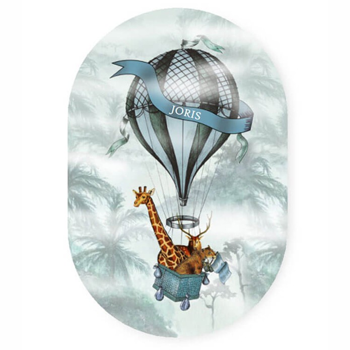 Uniek geboortekaartje in ovaal vorm gestanst. Luchtballon dat over de jungle vliegt is een illustratief vintage retro geboortekaartje in prachtige kleuren. Je kunt zelf in de editor tekst en afbeeldingen aanpassen. Vraag eens een proefdruk aan en laat hem