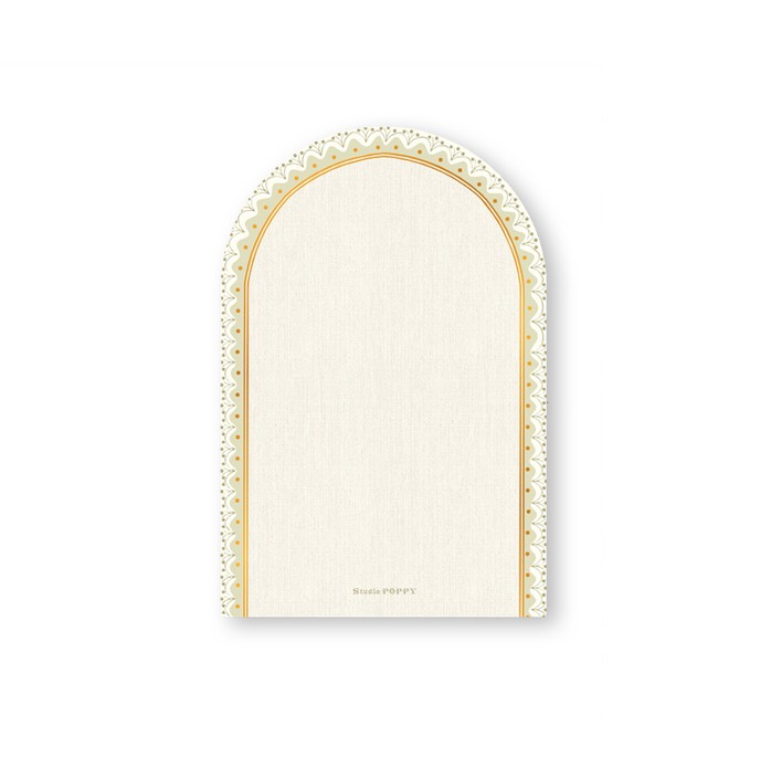 Geboortekaartje in boogvorm met baby onder een quilt deken. Alle verschillende lapjes stof met patroontjes en structuren maken het een illustratief geboortekaartje. De illustratieve rand maakt het een lief geboortekaartje.