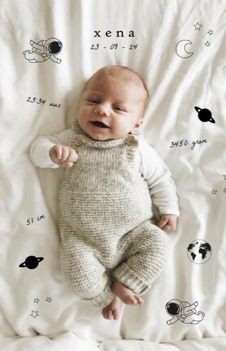 Geboortekaartje met foto avontuurlijk met astronauten en planeten. Een stoer geboortekaartje waarmee je gelijk aan iedereen de baby kunt laten zien! De elementjes met maan in het heelal kun je ook in foliedruk laten drukken.